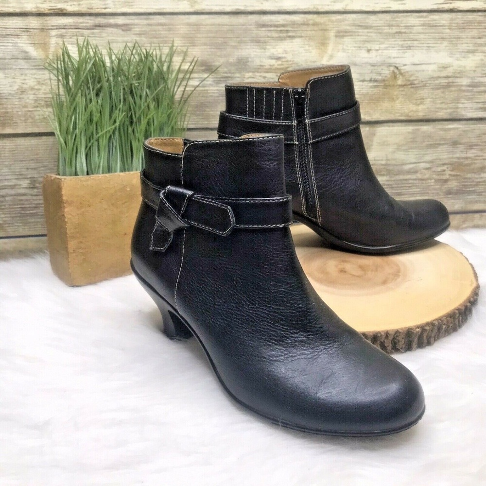 SoftSpots Black Genuine Leather 6.5 M Zip Up Bow Accent Ankle Boots